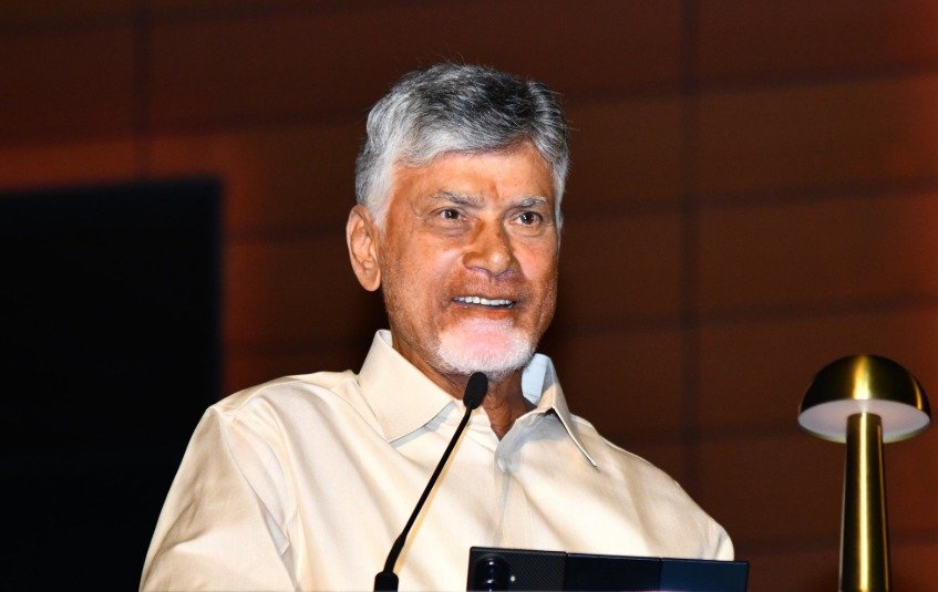 Do Not Tolerate Crimes in the Name of Politics, Chandrababu Naidu Tells Police